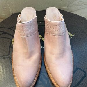 FRYE Soft pink leather slip-ons